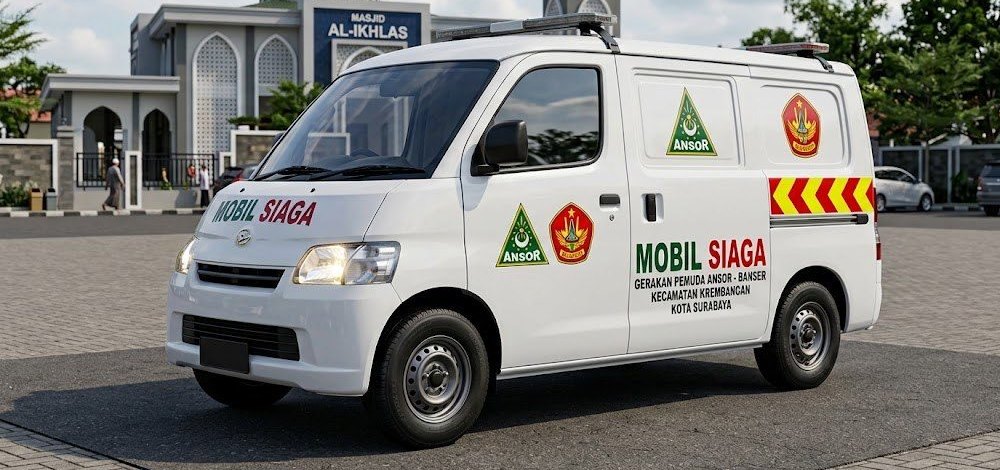 Mobil siaga ambulans Ansor Banser Krembangan di depan Masjid Al-Ikhlas